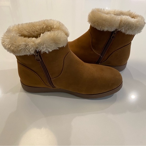 Cat & Jack Girls Faux Suede boots size 5 - Picture 3 of 8